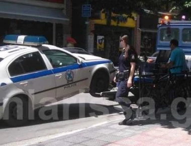 Λάρισα: Δύο περιπολικά τράκαραν μεταξύ τους στο κέντρο της πόλης κατά τη μεταγωγή κρατουμένων! (φωτό)